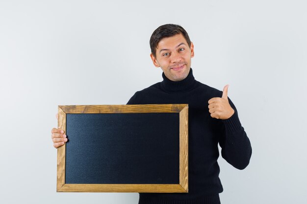 Un hombre expresivo está posando en el estudio.