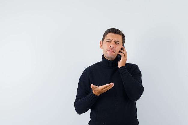 Un hombre expresivo está posando en el estudio.