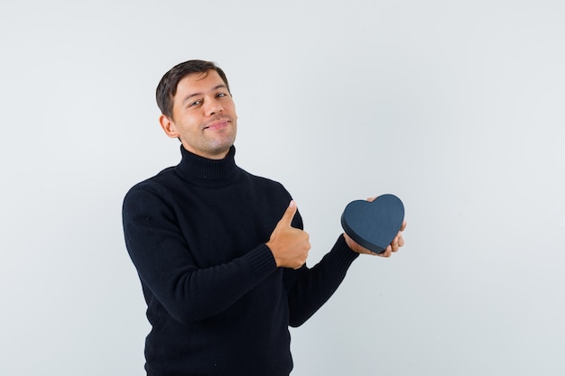 Un hombre expresivo está posando en el estudio.