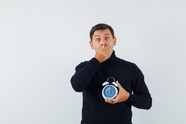 Un hombre expresivo está posando en el estudio.