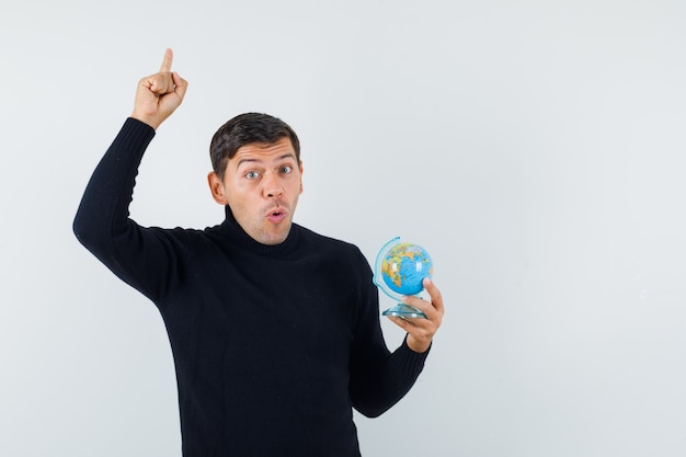 Un hombre expresivo está posando en el estudio.