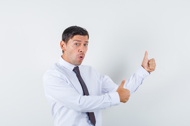 Un hombre expresivo está posando en el estudio.