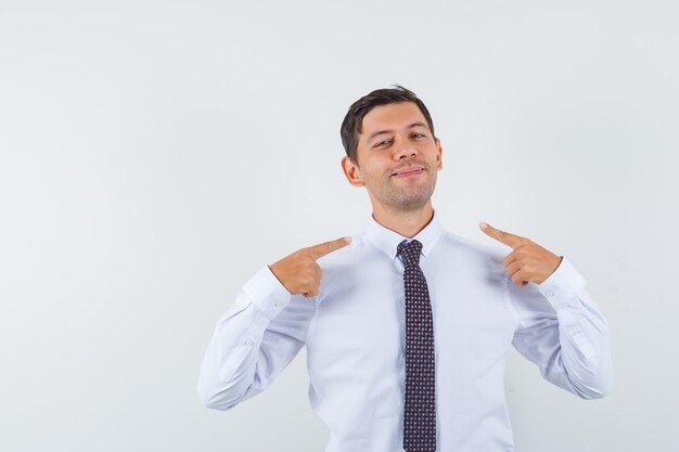 Un hombre expresivo está posando en el estudio.