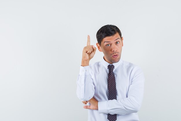 Un hombre expresivo está posando en el estudio.