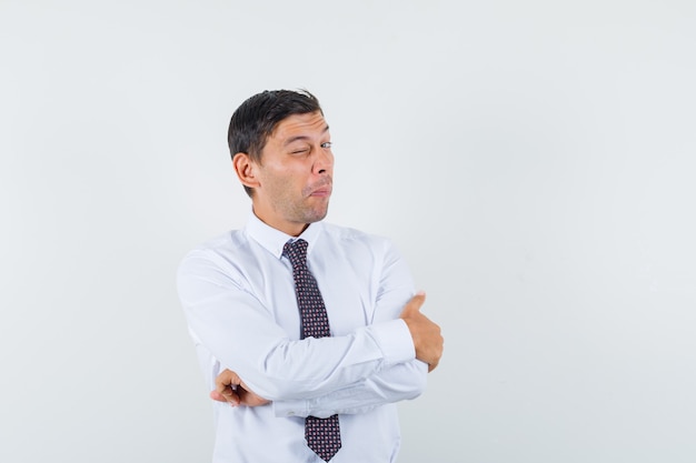 Un hombre expresivo está posando en el estudio.