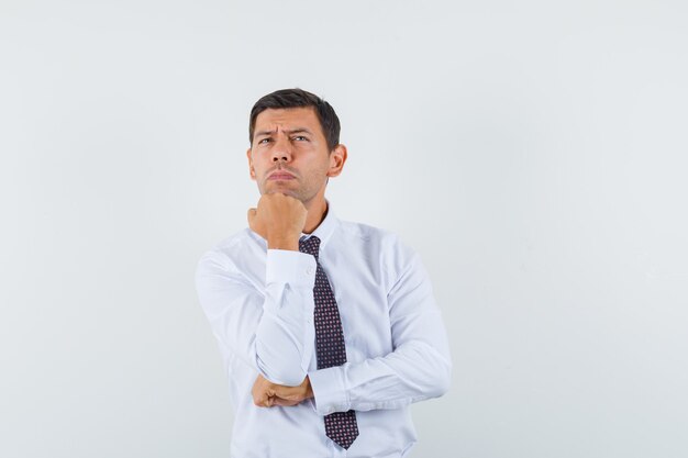 Un hombre expresivo está posando en el estudio.