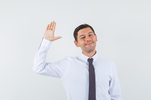 Un hombre expresivo está posando en el estudio.