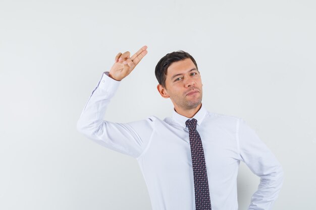 Un hombre expresivo está posando en el estudio.