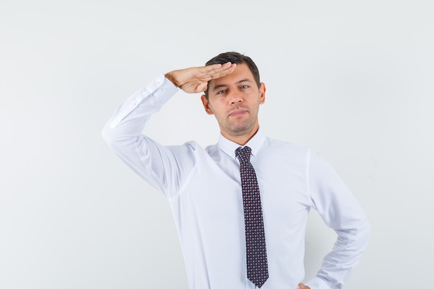 Un hombre expresivo está posando en el estudio.