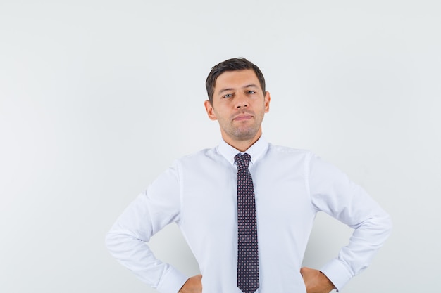 Un hombre expresivo está posando en el estudio.