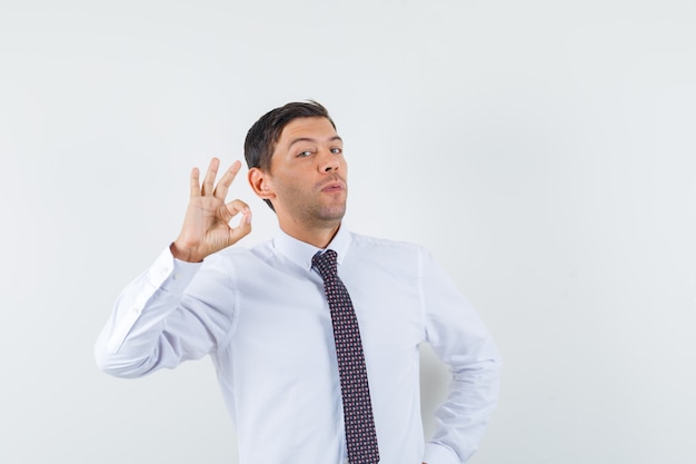 Un hombre expresivo está posando en el estudio.