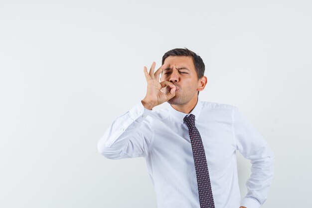 Un hombre expresivo está posando en el estudio.