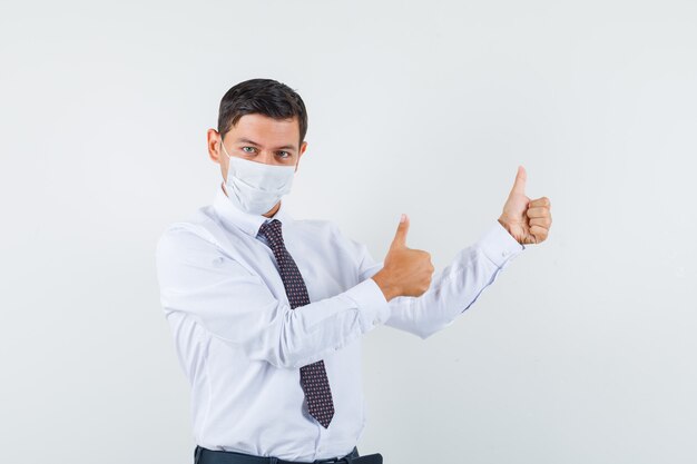 Un hombre expresivo está posando en el estudio.