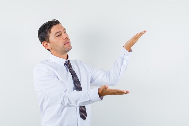 Un hombre expresivo está posando en el estudio.