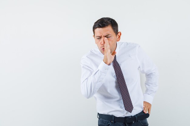 Un hombre expresivo está posando en el estudio.