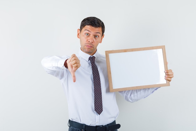 Un hombre expresivo está posando en el estudio.