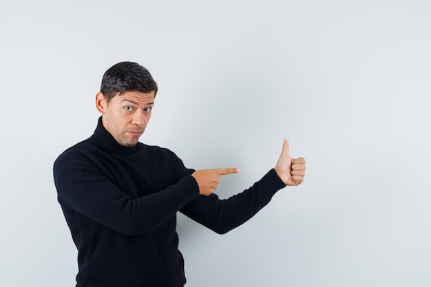 Foto gratuita un hombre expresivo está posando en el estudio.