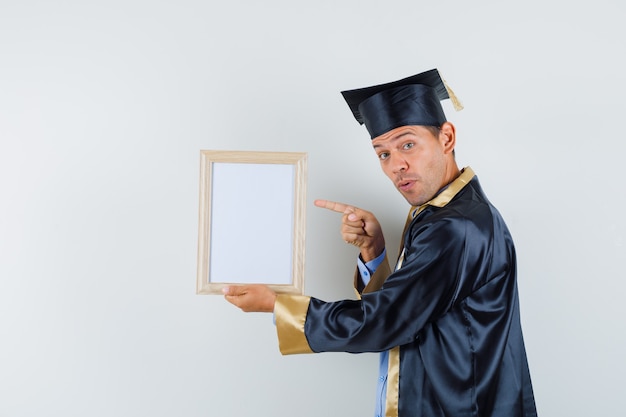 Foto gratuita un hombre expresivo está posando en el estudio.