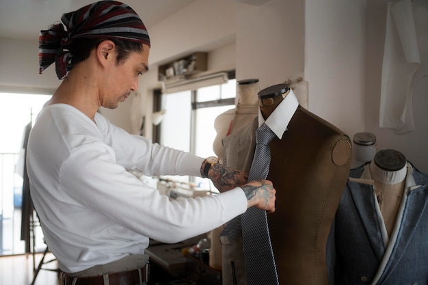 Hombre fabricando ropa de tiro medio