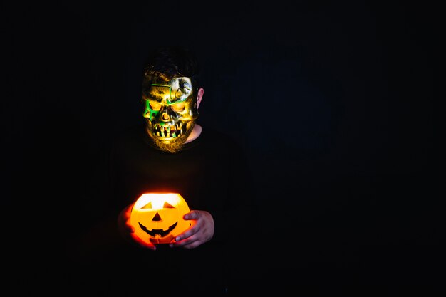 Hombre fantasmagórico con linterna de Halloween ardiente
