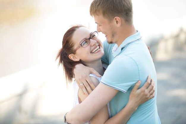 Hombre feliz abrazando a su novia