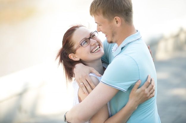 Hombre feliz abrazando a su novia