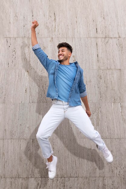 Hombre feliz al aire libre saltando