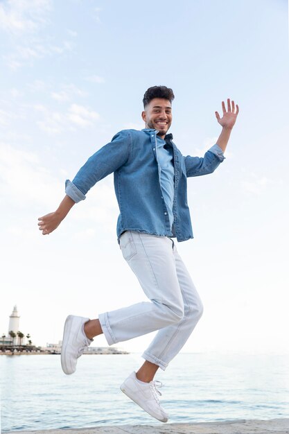 Hombre feliz al aire libre saltando