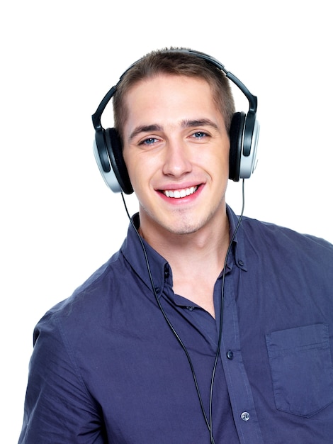 Hombre feliz con auriculares aislados