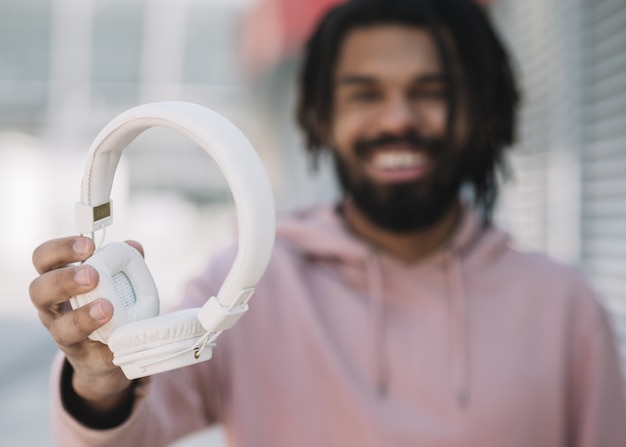 Hombre feliz con auriculares cerca