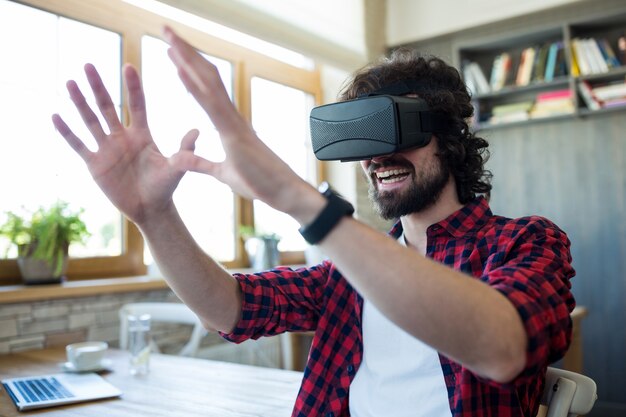 hombre feliz con auriculares de realidad virtual