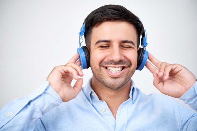 Hombre feliz en auriculares