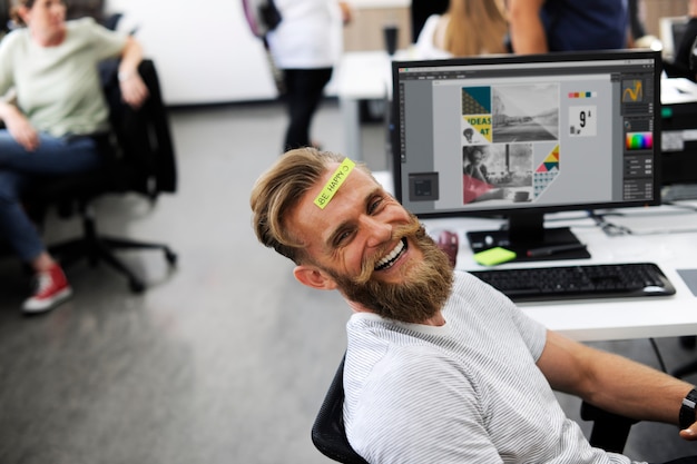 Un hombre feliz de barba en la oficina