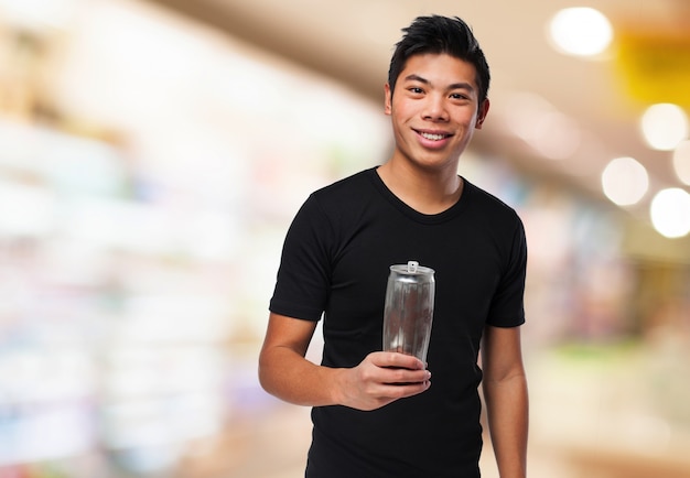 Hombre feliz con una bebida energética