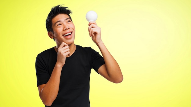 Hombre feliz con una bombilla en una mano