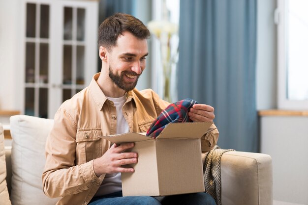 Hombre feliz por la caja ordenada en línea