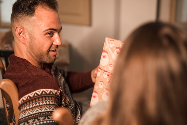 Foto gratuita hombre feliz con caja de regalo cerca de mujer