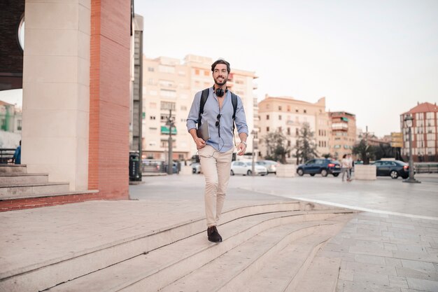 Hombre feliz caminando por la escalera