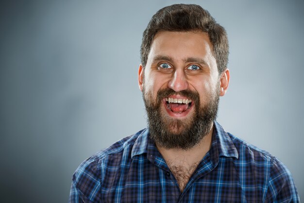 Hombre feliz en camisa azul