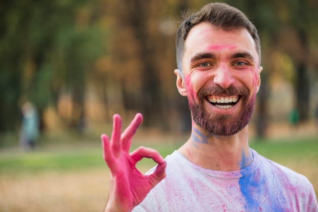 Hombre feliz con cartel bien con las manos