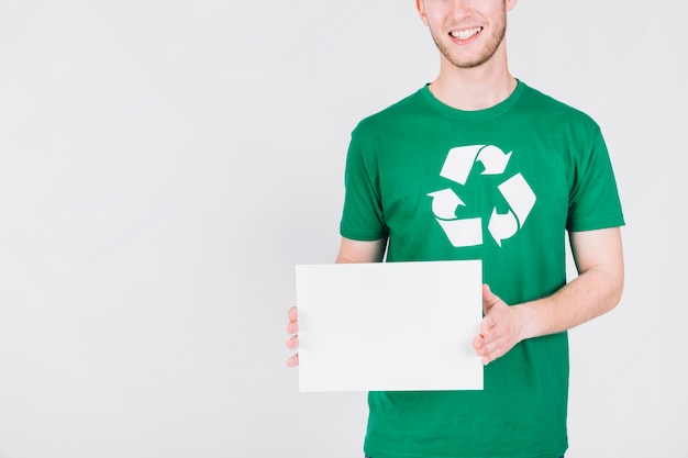 Foto gratuita hombre feliz con cartel blanco en blanco