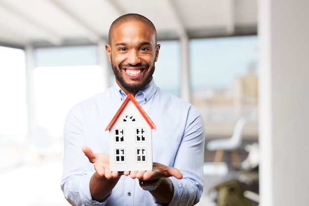 Hombre feliz con una casa