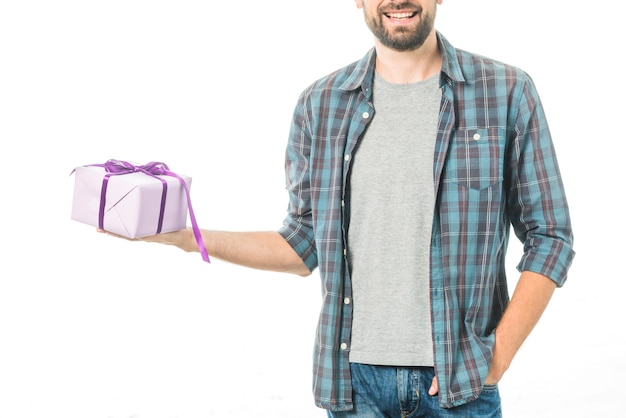 Hombre feliz celebración de regalo en fondo blanco