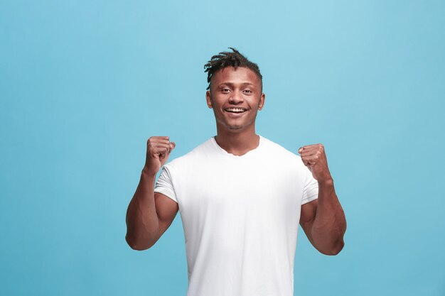 Hombre feliz celebrando ser un ganador