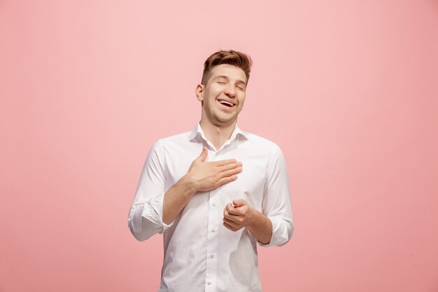 Hombre feliz celebrando ser un ganador