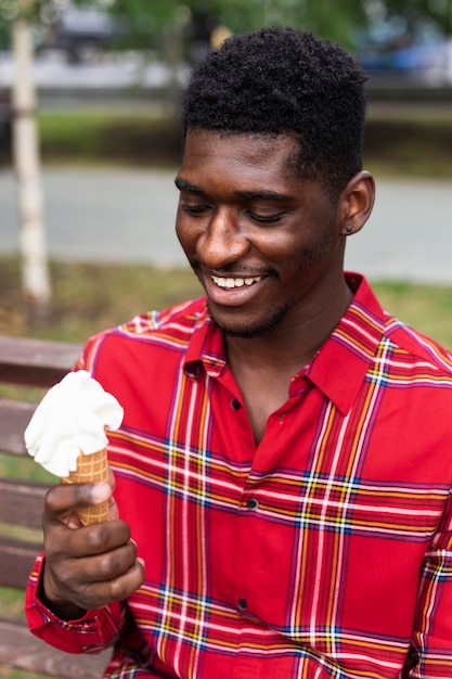 Hombre feliz comiendo un helado