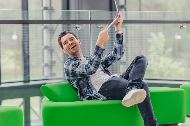 Hombre feliz con la computadora portátil