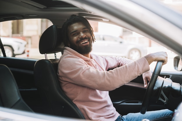 Hombre feliz conduciendo vista lateral