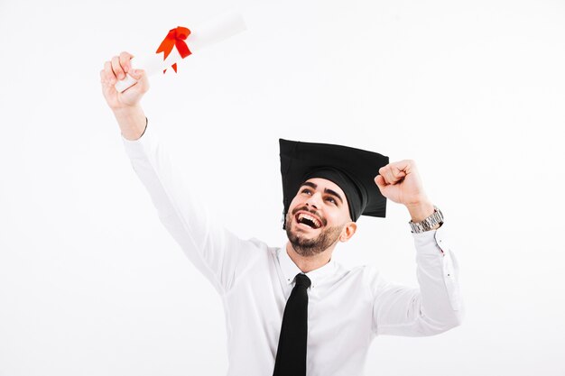 Hombre feliz con diploma y tapa académica