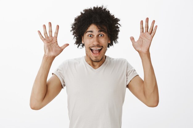 Hombre feliz emocionado haciendo un gran anuncio, levantando las manos en regocijo